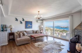 Villa à plusieurs niveaux avec une vue imprenable sur la mer Égée et les montagnes