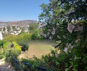 Villa à plusieurs niveaux avec une vue imprenable sur la mer Égée et les montagnes